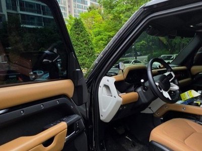 LAND ROVER DEFENDER - 10