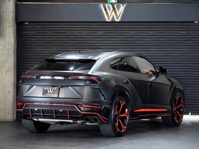 LAMBORGHINI URUS - 4