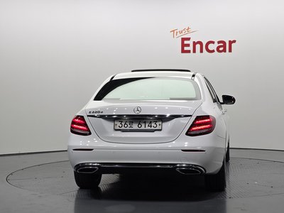 MERCEDES-BENZ E-CLASS - 4