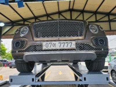 BENTLEY BENTAYGA - 3