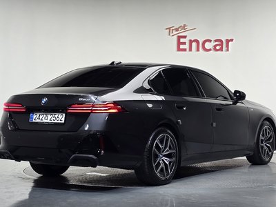 2025 BMW 5 SERIES photo 3