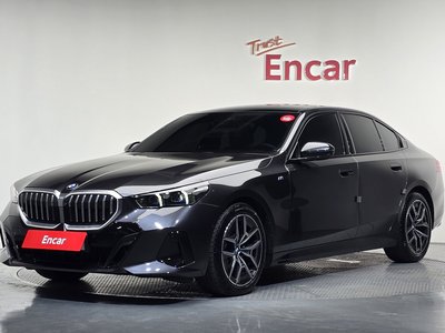 2025 BMW 5 SERIES photo 1