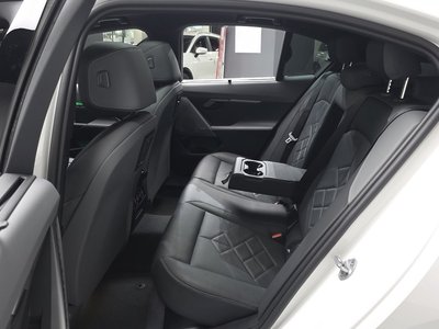 2025 BMW 5 SERIES 缩略图 17