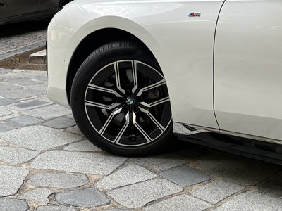 صورة 6 لـ 2023 BMW I7