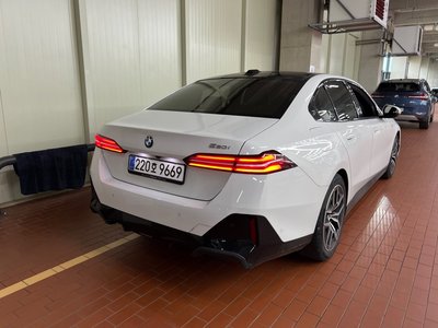 2023 BMW 5 SERIES 照片 2