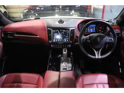 2021 Maserati LEVANTE photo 2