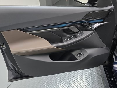 صورة مصغرة 14 لـ 2025 BMW 5 SERIES