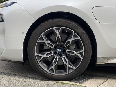 BMW I7 2024 thumbnail 32