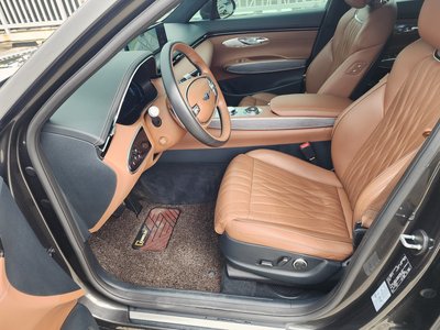 صورة 9 لـ 2023 Genesis GV70