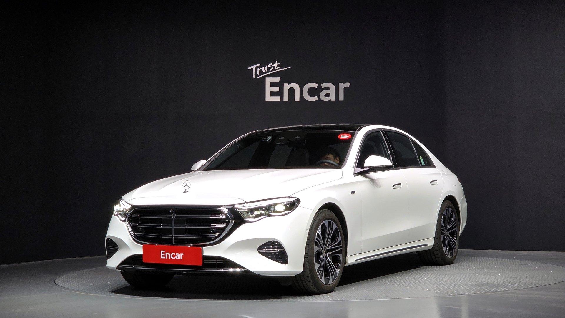 MERCEDES-BENZ E-CLASS - View 1