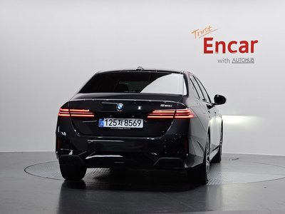 2025 BMW 5 SERIES — фото 4