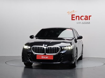 2025 BMW 5 SERIES — фото 3
