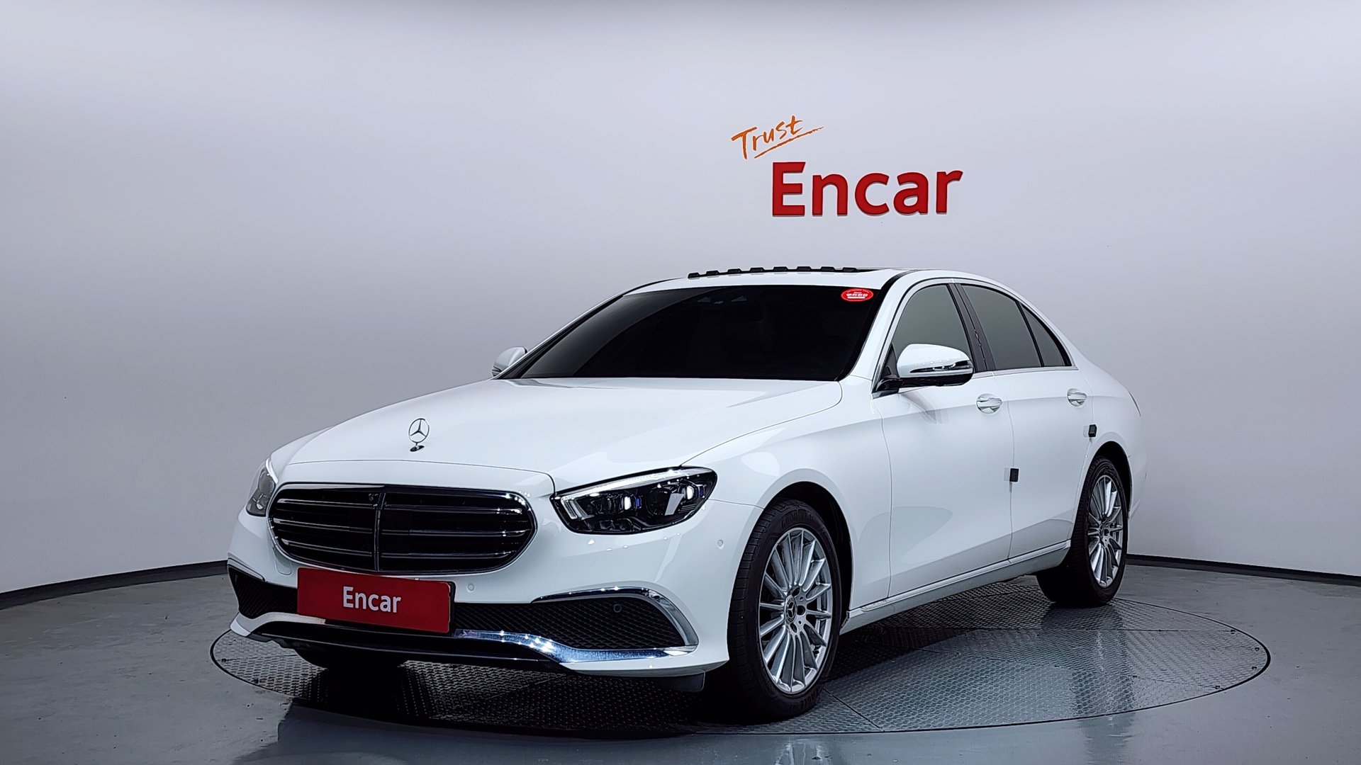 MERCEDES-BENZ E-CLASS - View 1