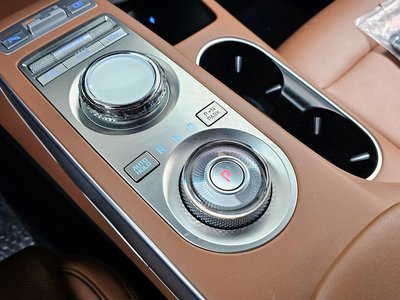 صورة 9 لـ 2021 Genesis GV70
