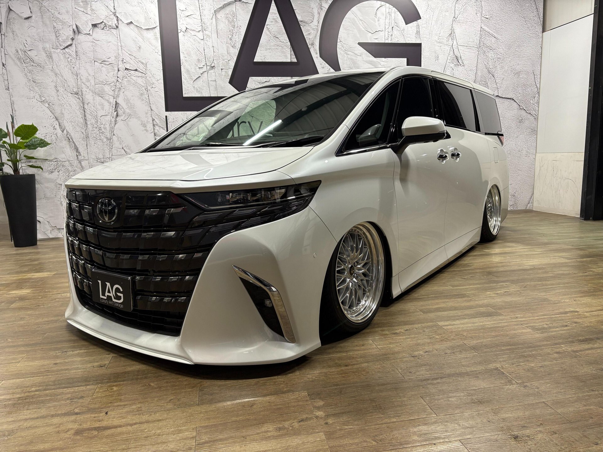 TOYOTA ALPHARD - View 1