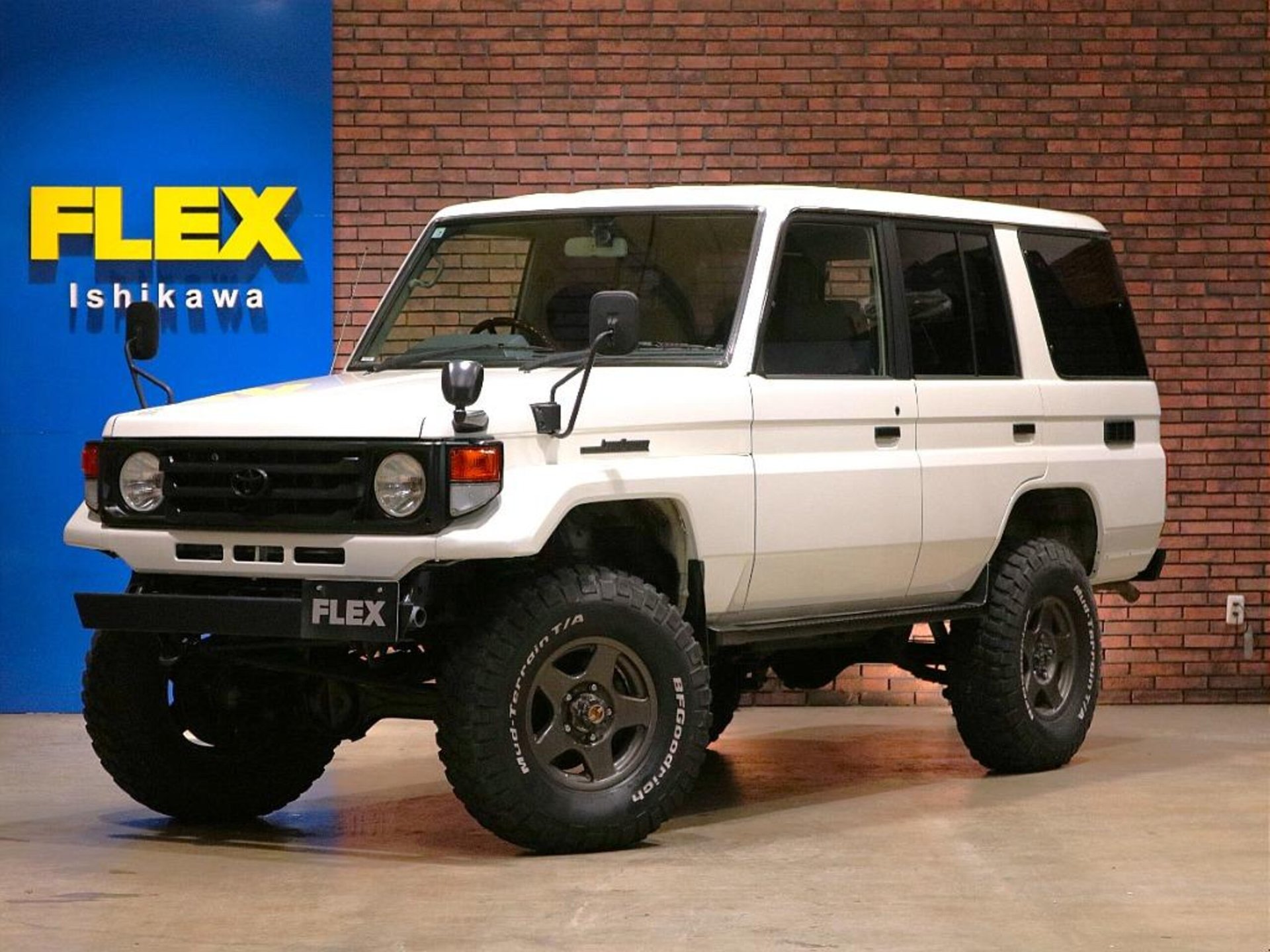 TOYOTA LAND CRUISER 70 - View 1