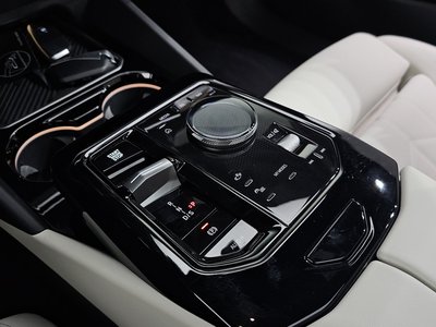 2025 BMW 5 SERIES — фото 9