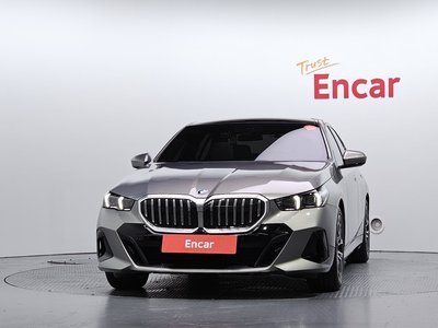 2025 BMW 5 SERIES — фото 2