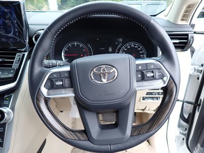 TOYOTA LAND CRUISER 300 - 8