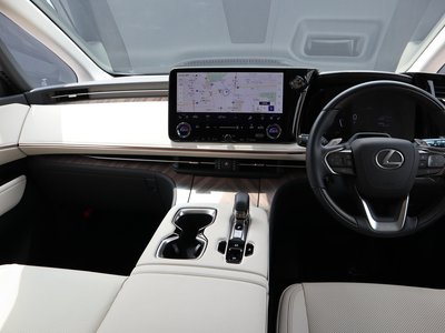 2025 Lexus LM photo 7
