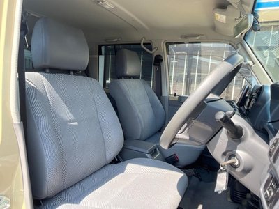 TOYOTA LAND CRUISER 70 - 6