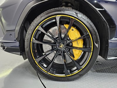 2023 Lamborghini URUS photo 6