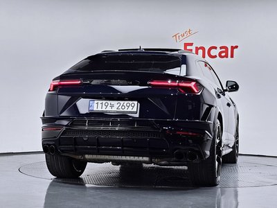 2023 Lamborghini URUS photo 3