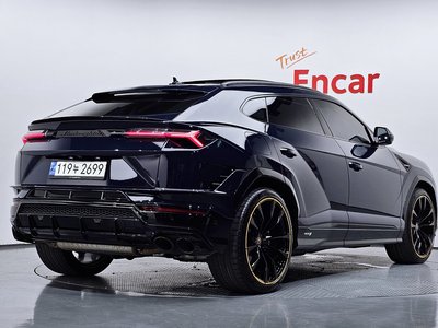 2023 Lamborghini URUS photo 4