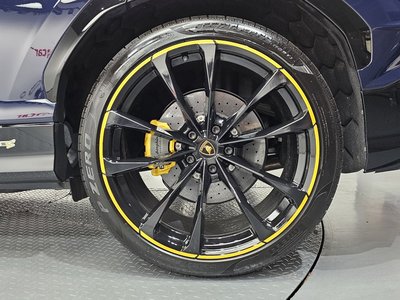 2023 Lamborghini URUS photo 8