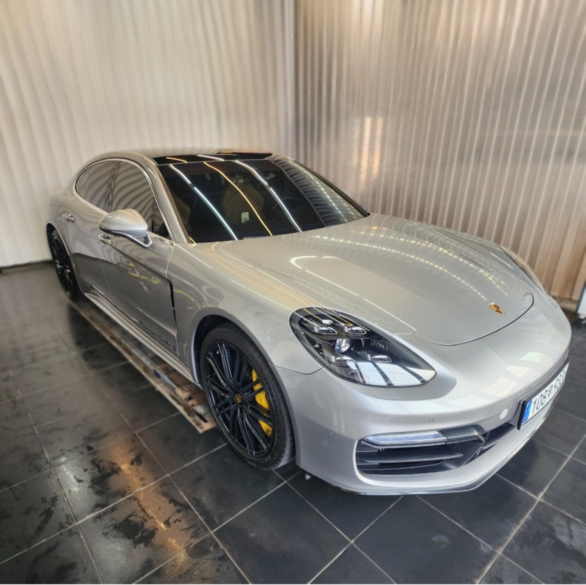 PORSCHE PANAMERA - View 1