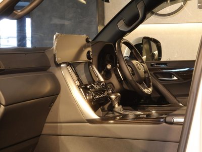 2024 Lexus LX — миниатюра 16