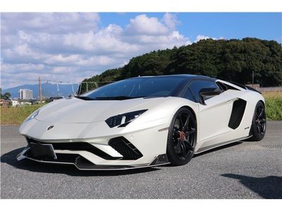 LAMBORGHINI AVENTADOR - 1