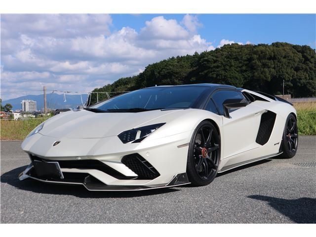 LAMBORGHINI AVENTADOR - View 1