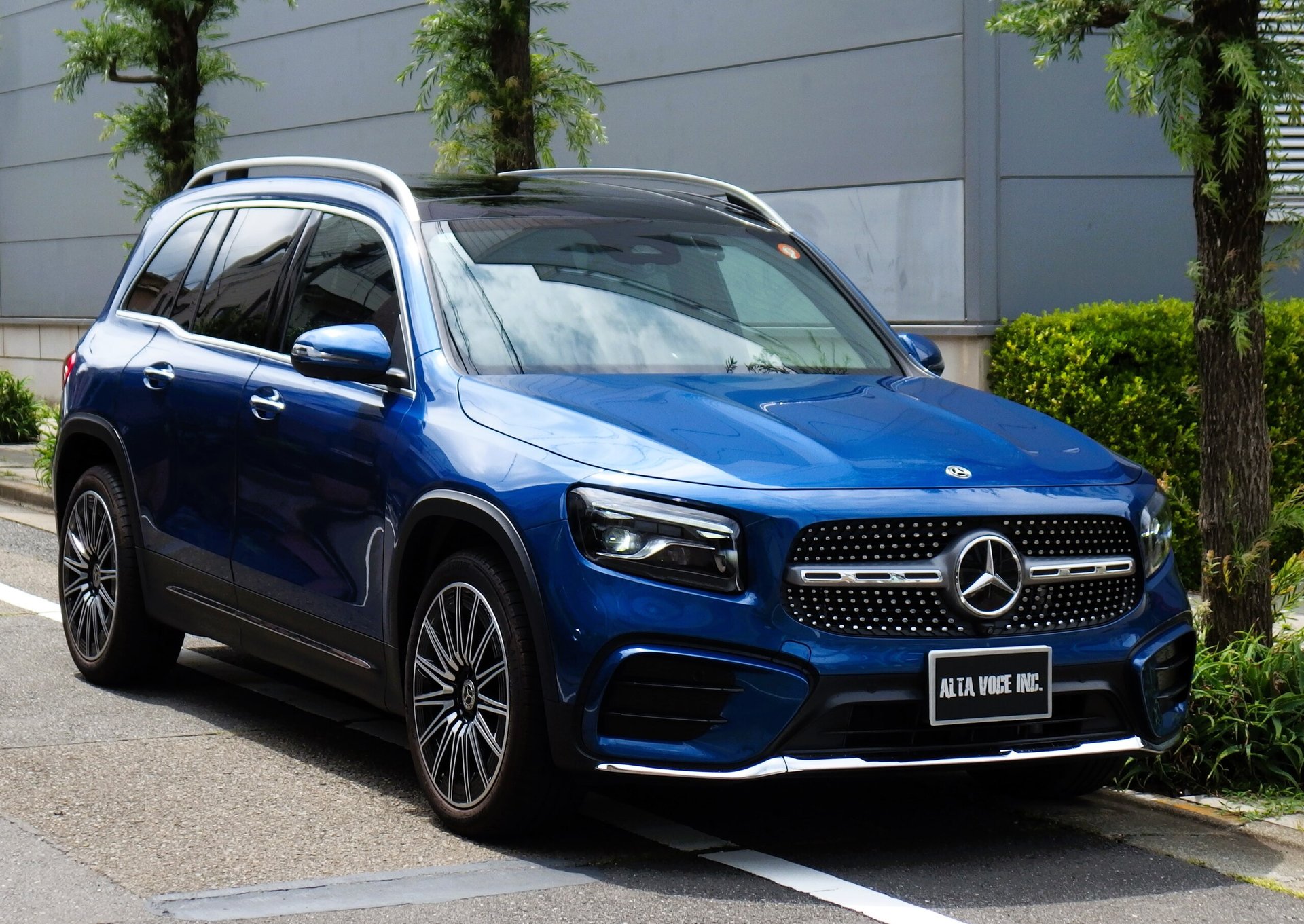MERCEDES-BENZ GLB - View 1