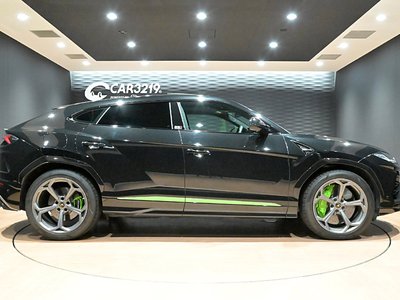 LAMBORGHINI URUS - 10