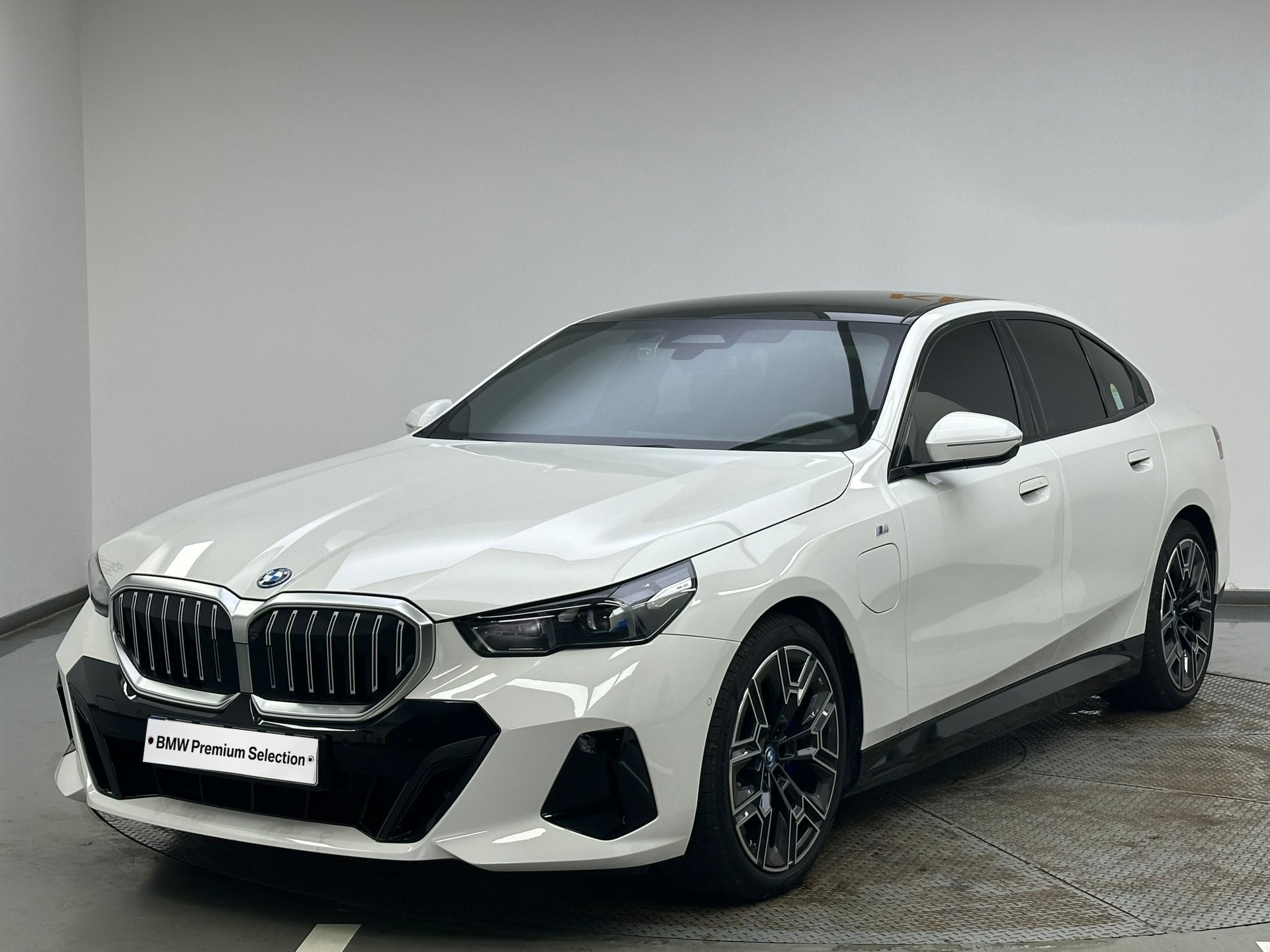 BMW 5 SERIES - View 1