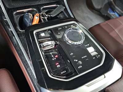 2025 BMW 7 SERIES photo 9