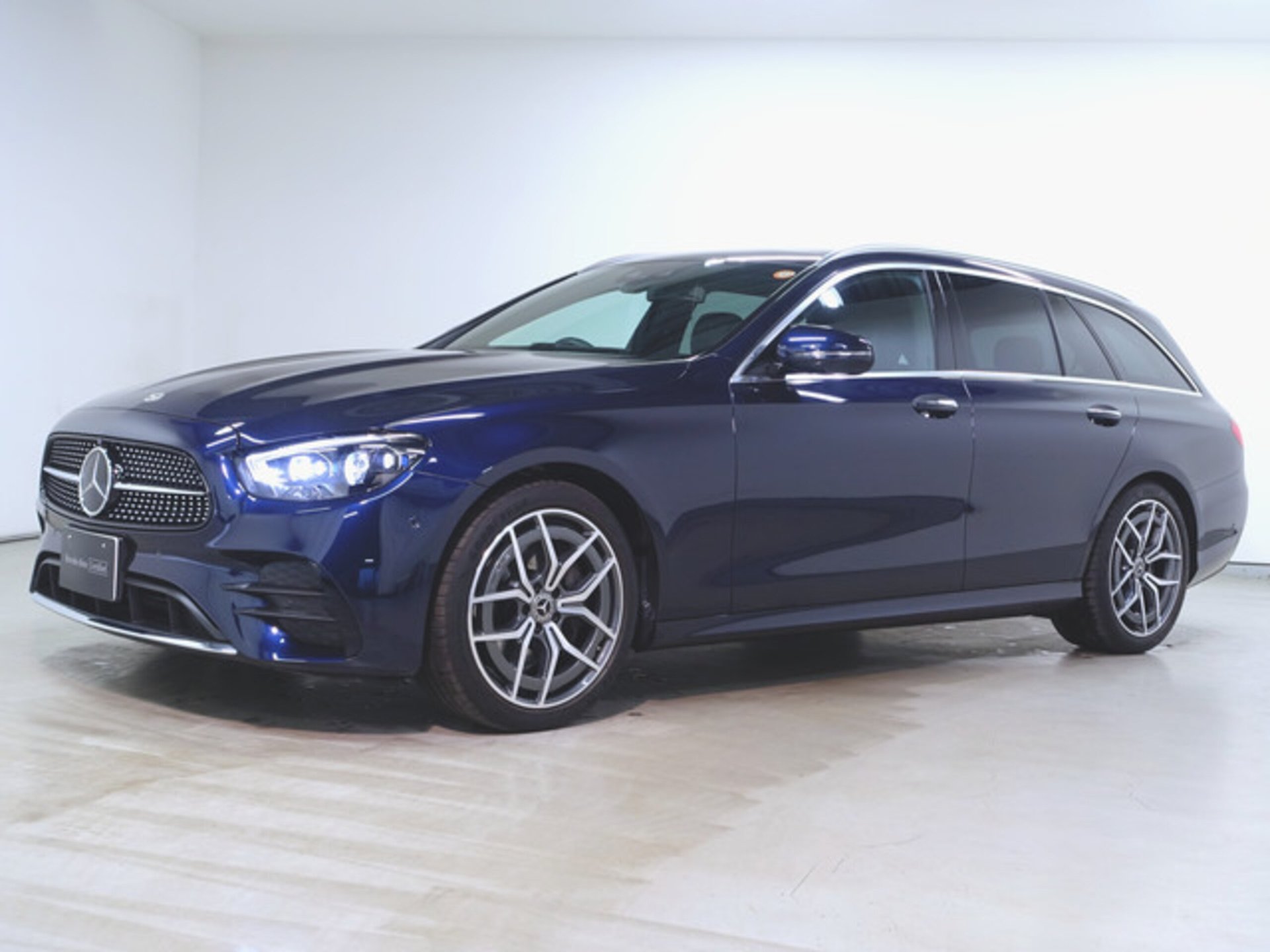 MERCEDES-BENZ E-CLASS WAGON - View 1