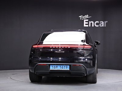 PORSCHE MACAN - 4