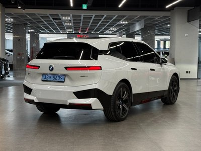 BMW IX - 4