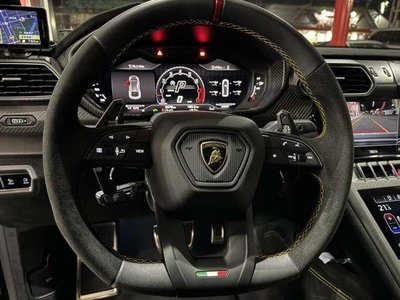 LAMBORGHINI URUS - 4