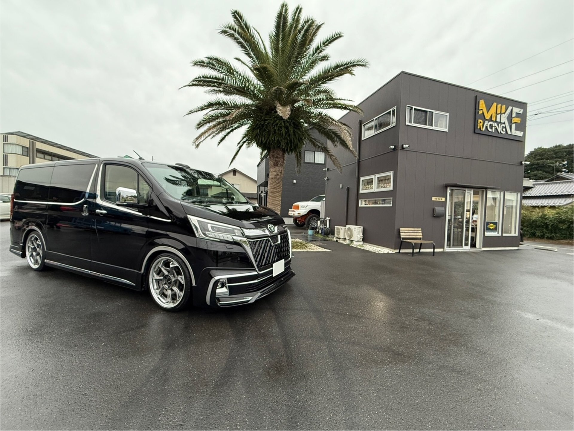 TOYOTA GRAND ACE - View 1