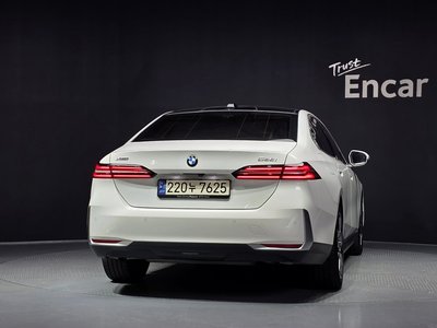 صورة 4 لـ 2023 BMW 5 SERIES