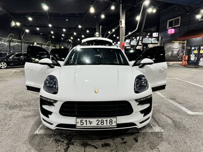 PORSCHE MACAN - 1