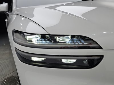 صورة 9 لـ 2022 Genesis GV70