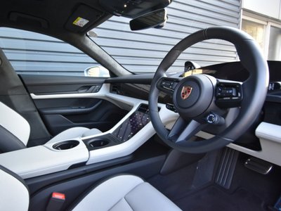 صورة 13 لـ 2026 Porsche TAYCAN