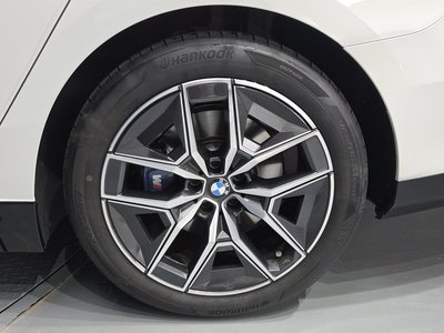 2025 BMW 5 SERIES — фото 9