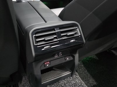 صورة مصغرة 33 لـ 2025 BMW 5 SERIES