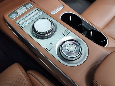 صورة 9 لـ 2023 Genesis GV70