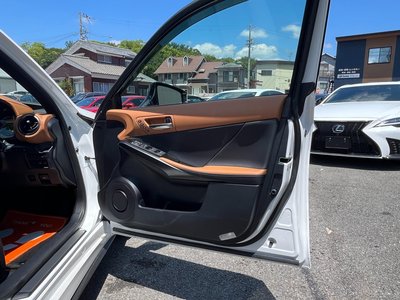 2025 Lexus IS thumbnail 32